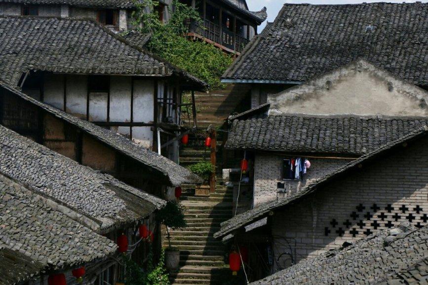 天宝收费所宜丰收费站 小车故障滞留收费站 “高速映山红”服务不打烊